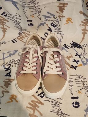 Taos Footwear Low-Top Sneakers in Mauve and Tan